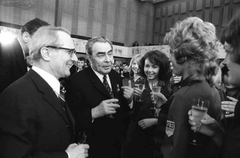 Leonid Iljitsch Breschnew während seines Staatsbesuch im Staatsrat bei Erich Honecker. Breschnew und Honecker im Gespräche mit jungen Frauen der FDJ.