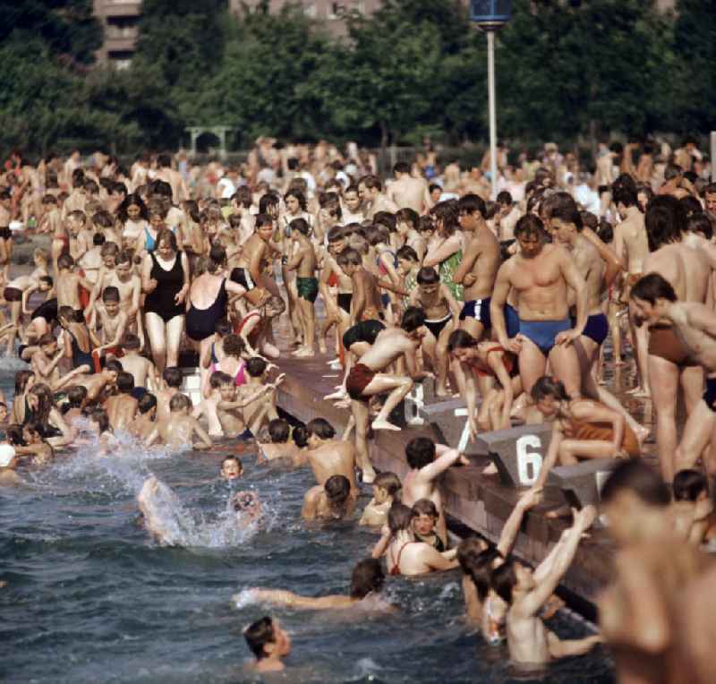 Wie jedes Jahr herrscht auch im Sommer 1971 im Freibad in Berlin Pankow dichtes Gedränge. Viele Kinder und Jugendliche, die nur einen Teil der acht Wochen langen Sommerferien in Ferienlagern und bei ihren Verwandten verbringen konnten, verlebten in Freibädern wie diesen ihre schulfreie Zeit.