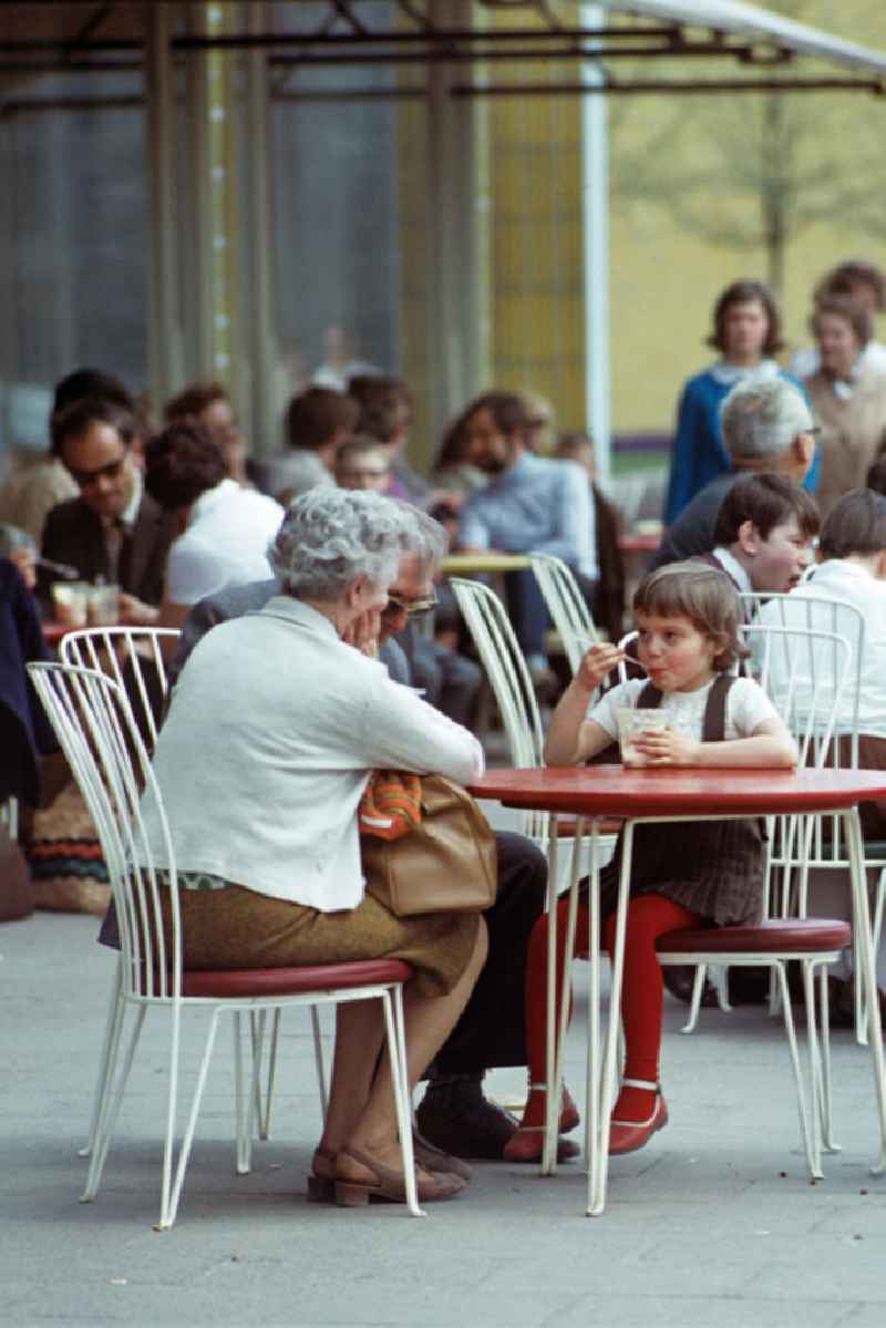 Ein beliebter Treffpunkt für Einheimische und Touristen ist die Mokka-Milch-Eisbar in der Berliner Karl-Marx-Allee - hier spendieren Oma und Opa ihrem Enkelkind ein großes Eis.