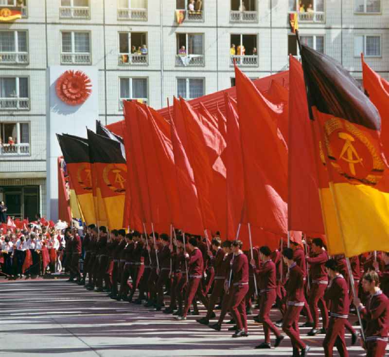 Ein Meer an Fahnen wird bei der traditionellen Demonstration in der Hauptstadt der DDR am 1. Mai 1974, dem 'Internationalen Kampf- und Feiertag der Werktätigen für Frieden und Sozialismus', in die Höhe gehalten, aufgenommen auf der Berliner Karl-Marx-Allee.