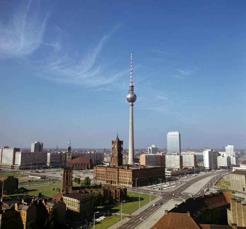 Blick auf Berlins neue Mitte, aufgenommen Mitte der 70er Jahre. Mit der Errichtung des Fernsehturms sowie der Umgestaltung seiner Umgebung Mitte der 60er Jahre war das historische Stadtzentrum zwecks Baufreimachung 'bereinigt' worden - der ursprüngliche aus dem Mittelalter stammende Stadtgrundriß mußte mit Ausnahme der Marienkirche und des Roten Rathauses der sozialistischen Stadtplanung weichen. Ein Sinneswandel erfolgte erst in den 8