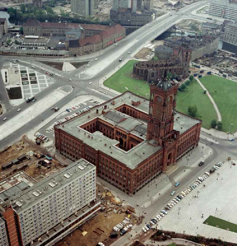 Blick auf Berlins neue Mitte mit den neu errichteten Rathauspassagen und der Grunerstraße im Hintergrund, aufgenommen Anfang der 70er Jahre. Mit der Errichtung des Fernsehturms sowie der Umgestaltung seiner Umgebung Mitte der 60er Jahre war das historische Stadtzentrum zwecks Baufreimachung 'bereinigt' worden - der ursprüngliche aus dem Mittelalter stammende Stadtgrundriß mußte mit Ausnahme der Marienkirche und des Roten Rathauses der sozialistischen Stadtplanung weichen. Ein Sinneswandel erfolgte erst in den 8