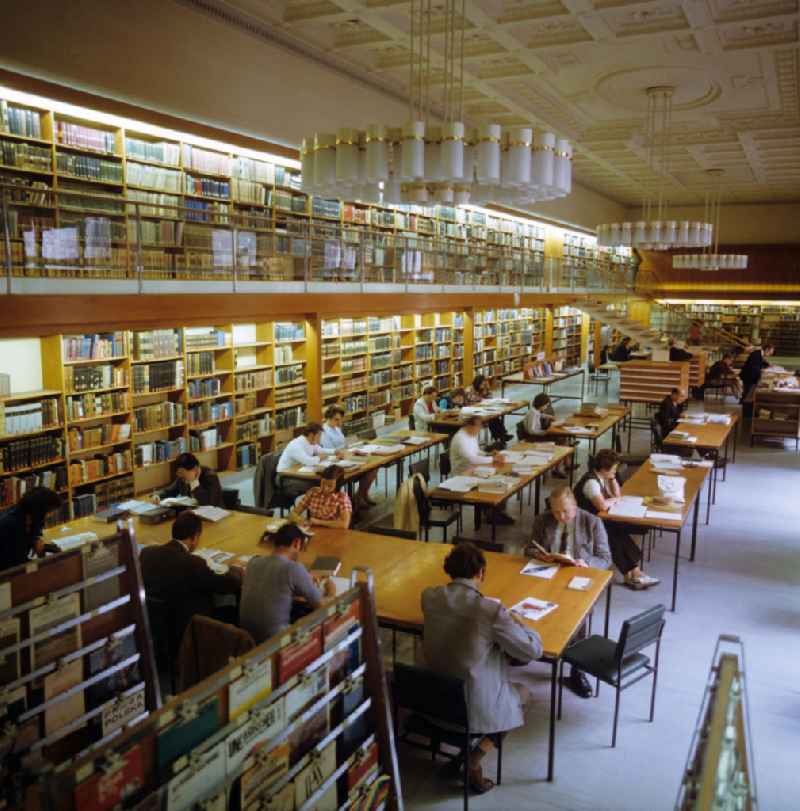 Blick in den Lesesaal der Deutschen Staatsbibliothek Unter den Linden in Berlin-Mitte, wo die Besucher an insgesamt 40 Sitzplätzen ungestört ihrer wissenschaftlichen Arbeit nachgehen können. Die Handbibliothek umfaßte ca. 700