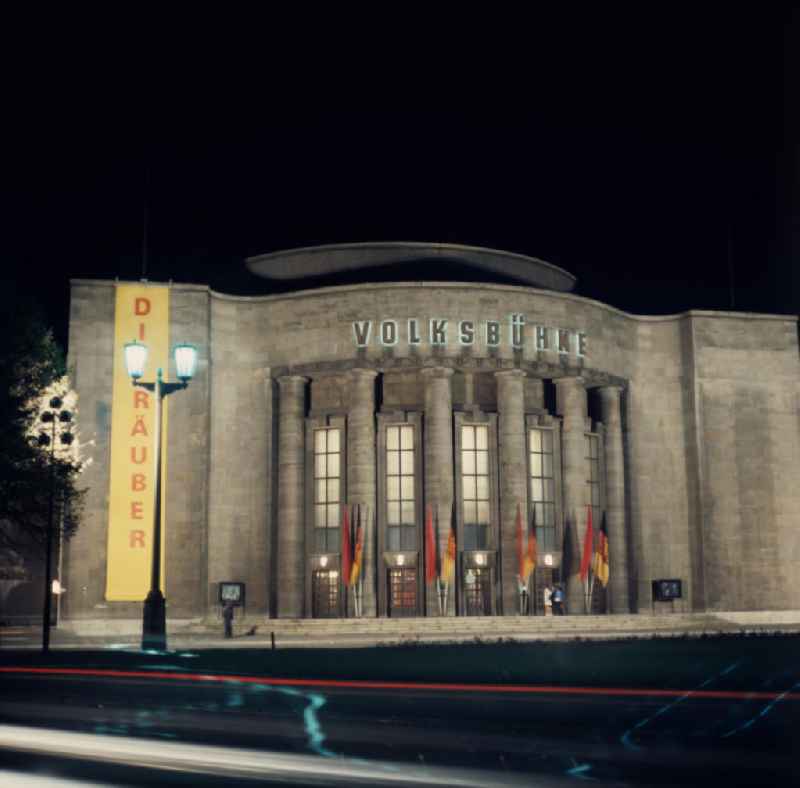 Nachtaufnahme: In der Volksbühne am Rosa-Luxemburg-Platz in Berlin-Mitte spielt es am Abend das Stück 'Die Räuber' von Friedrich Schiller.