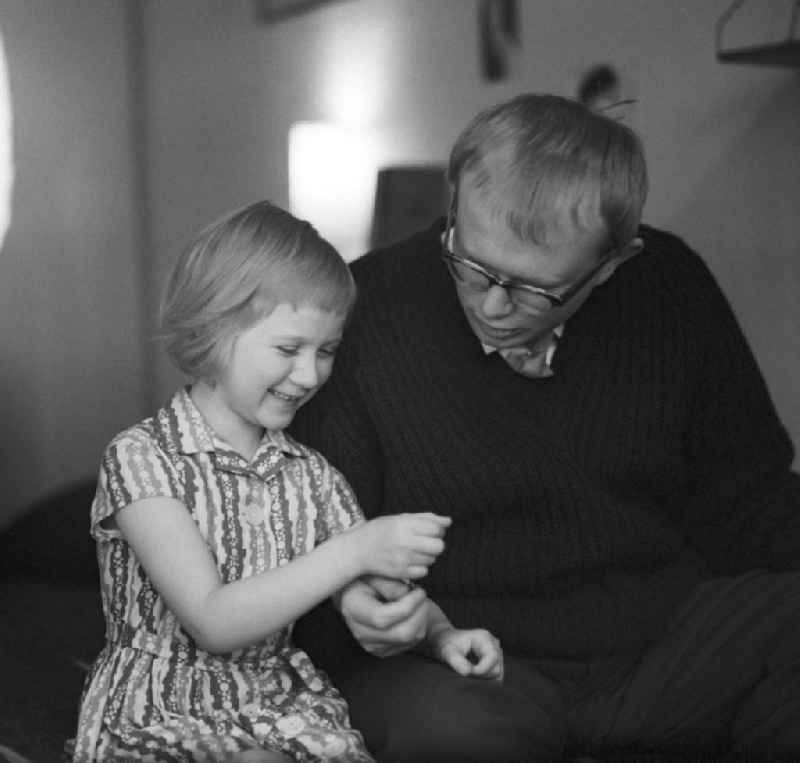 Der bekannte DDR-Schriftsteller Heinz Kahlau und seine Tochter Christine in ihrer Wohnung in Berlin.