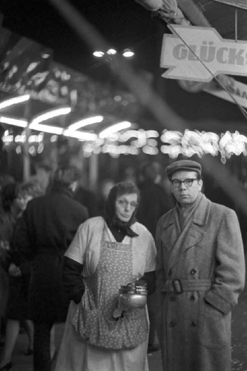 Die Losverkäuferin vor ihrer Losbude auf dem Berliner Weihnachtsmarkt.