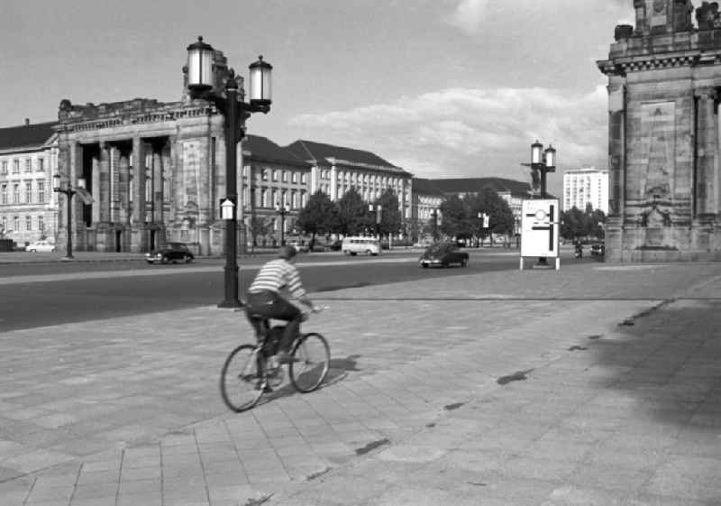 Blick auf die Straße des 17. Juni durch das Charlottenburger Tor auf das Ernst-Reuter-Haus in Westberlin. In den 5