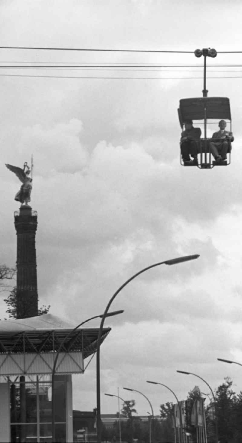 Zur Internationalen Bauausstellung Interbau 1957 schwebt eine Seilbahn über das Gelände am Hansa-Viertel in Berlin-Tiergarten. Im Hintergrund die Siegessäule. Auf der Interbau konnten sich interessierte Bürger über den Bebauungsplan und das Bauvorhaben für die Neugestaltung des im Zweiten Weltkrieg zerstörten Hansaviertels in Berlin-Tiergarten informieren. 1953 geplant, wurden die Ideen internationaler namhafter Architekten im Rahmen der Interbau 1957 in den Jahren 1955 bis 1960 umgesetzt. Als Symbol der Nachkriegsmoderne sollte hier ein Gegenstück zum Prunk der Ostberliner Stalinallee entstehen. In den 5