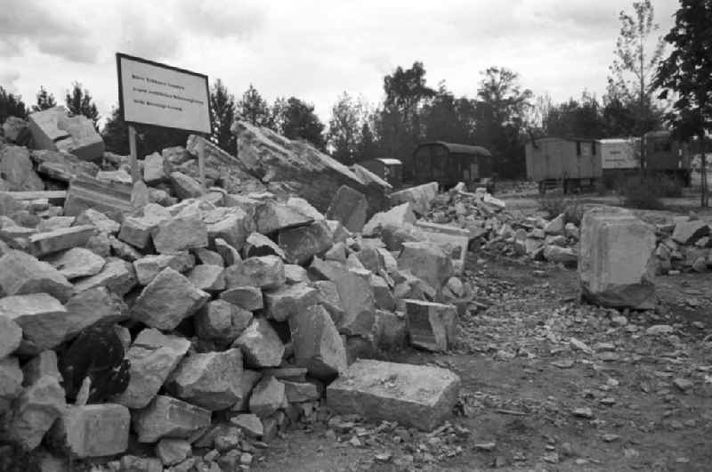 'Diese Trümmer können wegen rechtlicher Schwierigkeiten nicht beseitigt werden', steht auf einem Schild auf einem Trümmerhaufen am Rande der Internationalen Bauausstellung Interbau 1957 in Westberlin. Auf der Interbau konnten sich interessierte Bürger über den Bebauungsplan und das Bauvorhaben für die Neugestaltung des im Zweiten Weltkrieg zerstörten Hansaviertels in Berlin-Tiergarten informieren. 1953 geplant, wurden die Ideen internationaler namhafter Architekten im Rahmen der Interbau 1957 in den Jahren 1955 bis 1960 umgesetzt. Als Symbol der Nachkriegsmoderne sollte hier ein Gegenstück zum Prunk der Ostberliner Stalinallee entstehen. In den 5