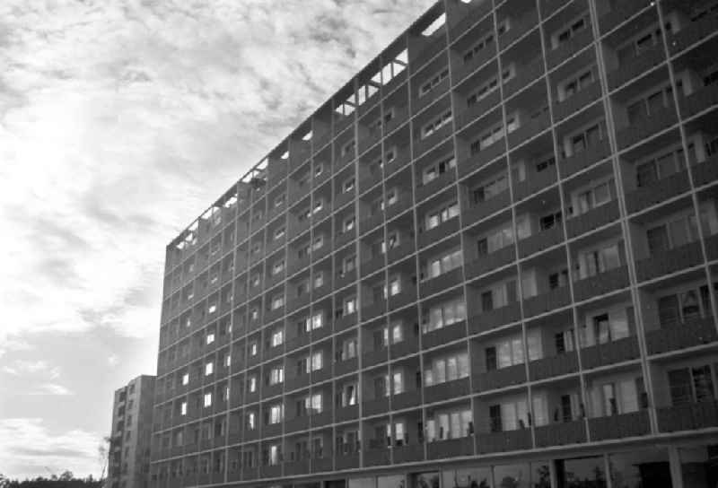 Blick auf ein Wohnhochhaus im Hansa-Viertel in Berlin-Tiergarten. Auf der Internationalen Bauausstellung Interbau 1957 konnten sich interessierte Bürger über den Bebauungsplan und das Bauvorhaben für die Neugestaltung des im Zweiten Weltkrieg zerstörten Hansaviertels in Berlin-Tiergarten informieren. 1953 geplant, wurden die Ideen internationaler namhafter Architekten im Rahmen der Interbau 1957 in den Jahren 1955 bis 1960 umgesetzt. Als Symbol der Nachkriegsmoderne sollte hier ein Gegenstück zum Prunk der Ostberliner Stalinallee entstehen. In den 5