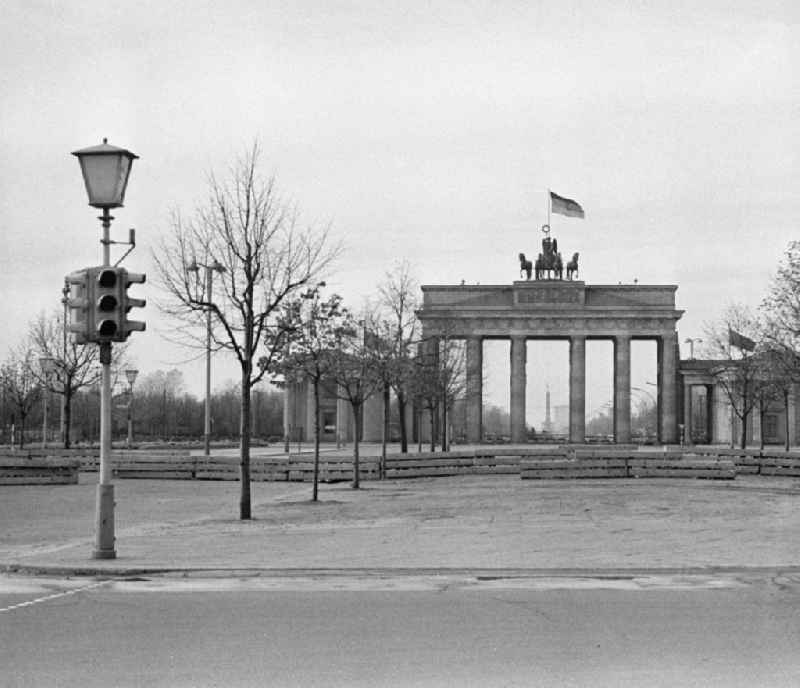 Blick auf die Sperranlagen am Brandenburger Tor in Berlin. Mit dem Bau der Berliner Mauer 1961 - dem 'Bollwerk des Ostens' - gehörte das Brandenburger Tor zum Grenz-Sperrgebiet. Es wurde zum Symbol des Kalten Krieges.