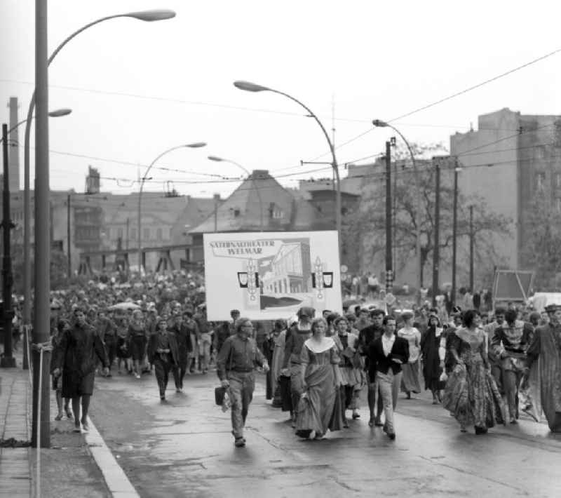 Zu Pfingsten 1964, vom 16.-18. Mai, findet in Berlin das letzte 'Deutschlandtreffen der Jugend für Frieden und Völkerfreundschaft' statt, hier präsentiert sich das Nationaltheater Weimar in historischen Kostümen. Ziel der ersten Veranstaltung im Mai 1950 war, die kommunistische Jugend in Ost und West mobil zu machen und der damals in der BRD noch zugelassenen FDJ neue Anhänger zuzuführen. 1951 wurde das Verbot gegen die FDJ in der BRD ausgesprochen. Nach 1964 entsprach eine gesamtdeutsche kommunistische Politik nicht mehr den Zielen der DDR-Regierung. In den 70er und 8