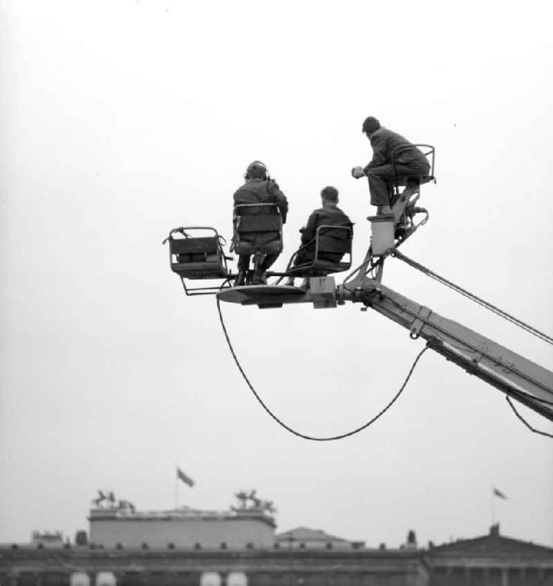 Zu Pfingsten 1964, vom 16.-18. Mai, findet in Berlin das letzte 'Deutschlandtreffen der Jugend für Frieden und Völkerfreundschaft' statt, das von Presse und Fernsehen auch aus der Luft dokumentiert wird. Ziel der ersten Veranstaltung im Mai 1950 war, die kommunistische Jugend in Ost und West mobil zu machen und der damals in der BRD noch zugelassenen FDJ neue Anhänger zuzuführen. 1951 wurde das Verbot gegen die FDJ in der BRD ausgesprochen. Nach 1964 entsprach eine gesamtdeutsche kommunistische Politik nicht mehr den Zielen der DDR-Regierung. In den 70er und 8