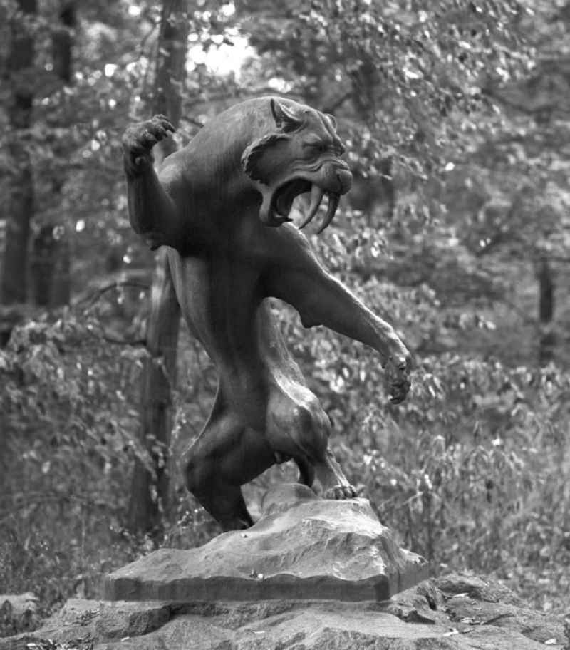 Blick auf die lebensgroße Plastik des 'Säbelzahntiger' des Künstlers Erich Oehme im Tierpark Berlin-Friedrichsfelde.