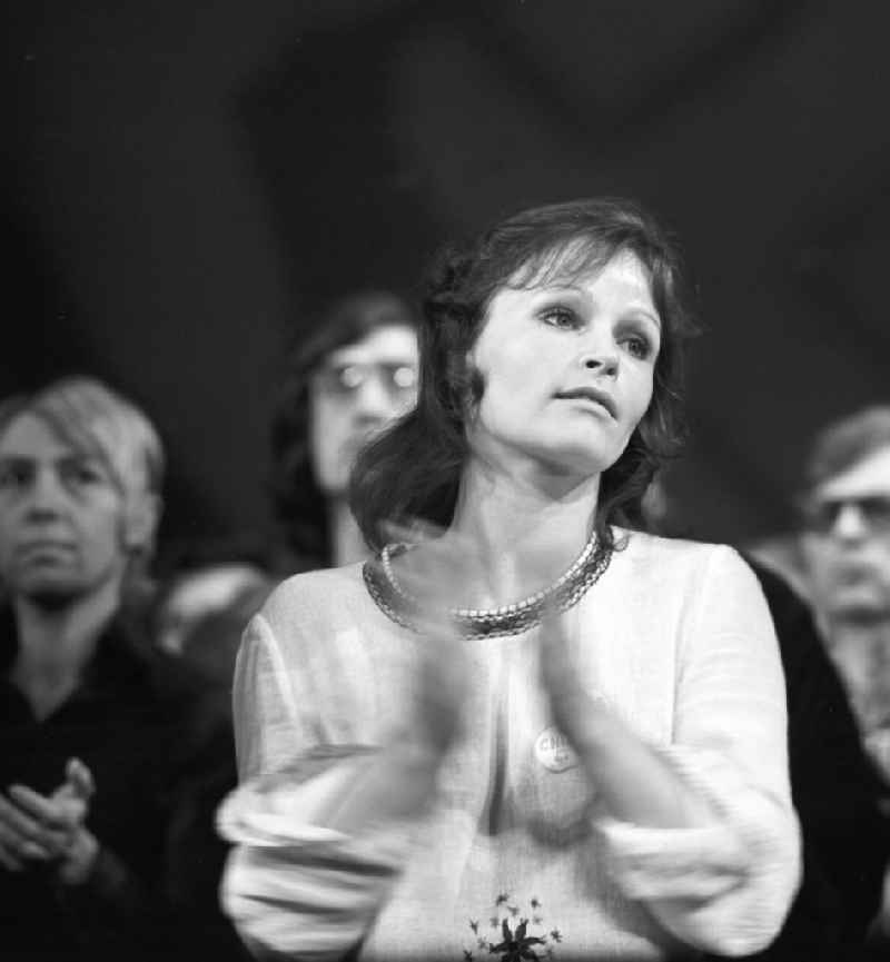 Die bekannte Schauspielerin Angelica Domröse und der Schauspieler Winfried Glatzeder (im Hintergrund) nehmen an einer Solidaritätsveranstaltung mit Chile in der Berliner Volksbühne teil. Beide erlangten großen Bekanntheitsgrad mit dem DDR-Kultfilm 'Die Legende von Paul und Paula'.