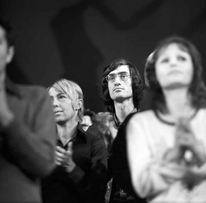 Die bekannte Schauspielerin Angelica Domröse (vorn rechts) und der Schauspieler Winfried Glatzeder nehmen an einer Solidaritätsveranstaltung mit Chile in der Berliner Volksbühne teil. Beide erlangten großen Bekanntheitsgrad mit dem DDR-Kultfilm 'Die Legende von Paul und Paula'.