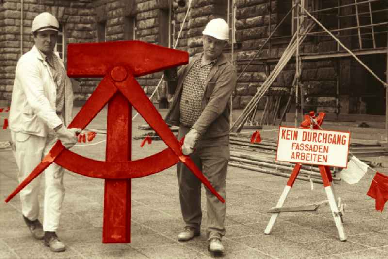 Colored: Dismantling of the GDR symbol, consisting of a hammer and compass, from the facade of the Berliner Stadthaus (Former Council of Ministers of the GDR) in Berlin-Mitte, the former capital of the GDR, German Democratic Republic
