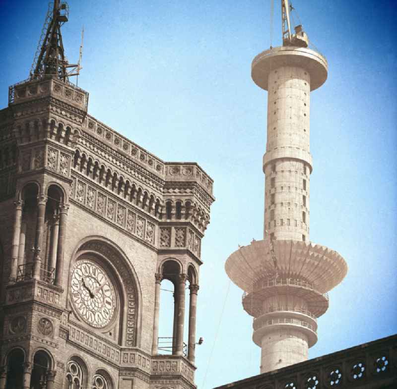 Coloriert: Kugelmontage am Fernsehturm vom letzten Segment des unteren Teils.