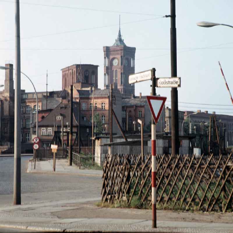 Blick vom Köllnischen Fischmarkt / Ecke Roßstraße auf die Mühlendammbrücke, die Friedrichwerdersche Kirche und das Rote Rathaus in Berlin-Mitte. Der Köllnische Fischmarkt war einer der ältesten Plätze Berlins. Er trug seinen Namen bis 1969, bis der Platz ebenso wie die Roßstraße im Rahmen der Neugestaltung des Gebiets zur Fischerinsel verschwanden. Der Platz befand sich an der Kreuzung mit den heutigen Straßennamen Gertraudenstraße, Mühlendamm und Breite Straßen, die Roßstraße entsprach in etwa dem Verlauf der heutigen Straße Fischerinsel.