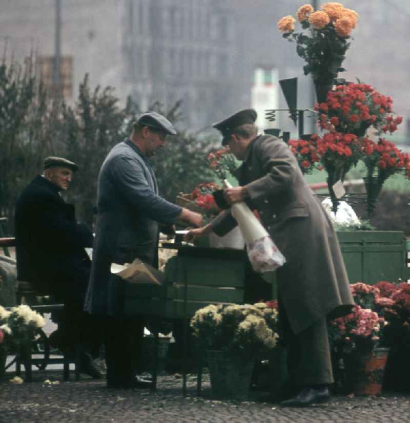 Verkaufsstand für Blumen auf dem Berliner Alexanderplatz.