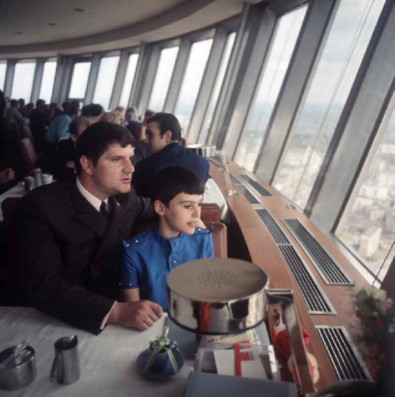 Ein Besuch im Berliner Fernsehturm - vom Telecafe im Inneren der Kugel des Turmes haben die Besucher einen überragenden Blick auf das Stadtzentrum, aufgenommen Mitte der 7