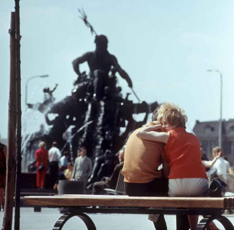 Liebespaar am Neptunbrunnen in Berlin-Mitte.