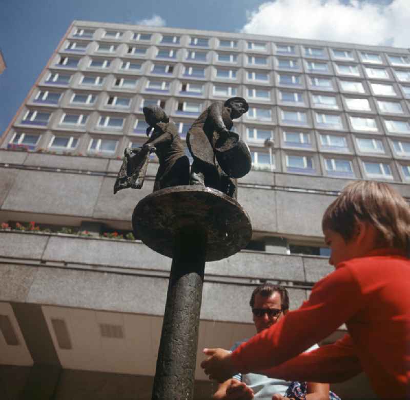 Im Innenhof der Rathauspassagen in Berlin-Mitte steht seit 1972 der Brunnen 'Berliner Typen' des bekannten Bildhauers Gerhard Thieme.