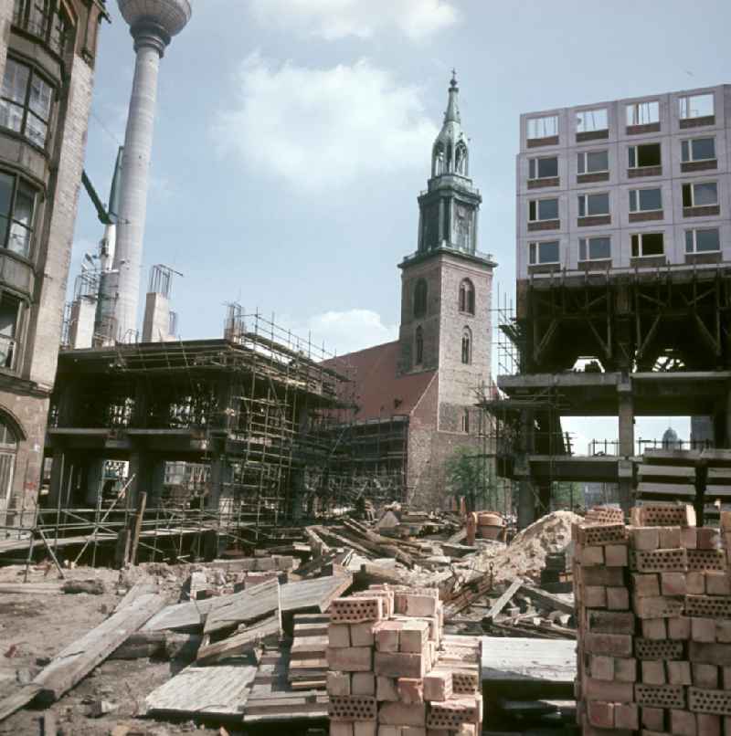 Am Rande des Nikolaiviertels in Berlin-Mitte werden Neubauten in Plattenbauweise errichtet. Im Hintergrund der Berliner Fernsehturm und die Marienkirche. Erst zehn Jahre später zur 75