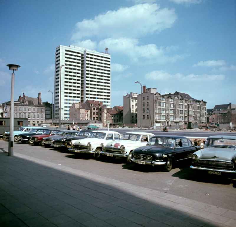 Noch finden sich Altbauten auf der Berliner Fischerinsel an der Gertraudenstraße, bald werden diese jedoch abgerissen und müssen weiteren modernen Wohnhochhäusern weichen. Bis 1972 entstanden auf der Fischerinsel fünf Wohnhochhäuser und zwei Doppelhochhäuser. Moderne Neubauten sollen Ost-Berlin als Hauptstadt der DDR das Antlitz einer sozialistischen Großstadt verleihen. Der bestehende Wohnungsmangel entwickelte sich in der DDR seit den 6