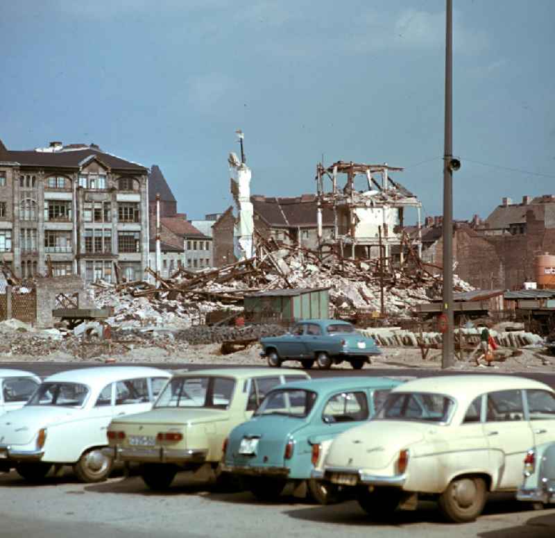 Altbauten werden auf der Berliner Fischerinsel an der Gertraudenstraße abgerissen und weichen modernen Wohnhochhäusern. Bis 1972 entstanden auf der Fischerinsel fünf Wohnhochhäuser und zwei Doppelhochhäuser. Moderne Neubauten sollen Ost-Berlin als Hauptstadt der DDR das Antlitz einer sozialistischen Großstadt verleihen. Der bestehende Wohnungsmangel entwickelte sich in der DDR seit den 6