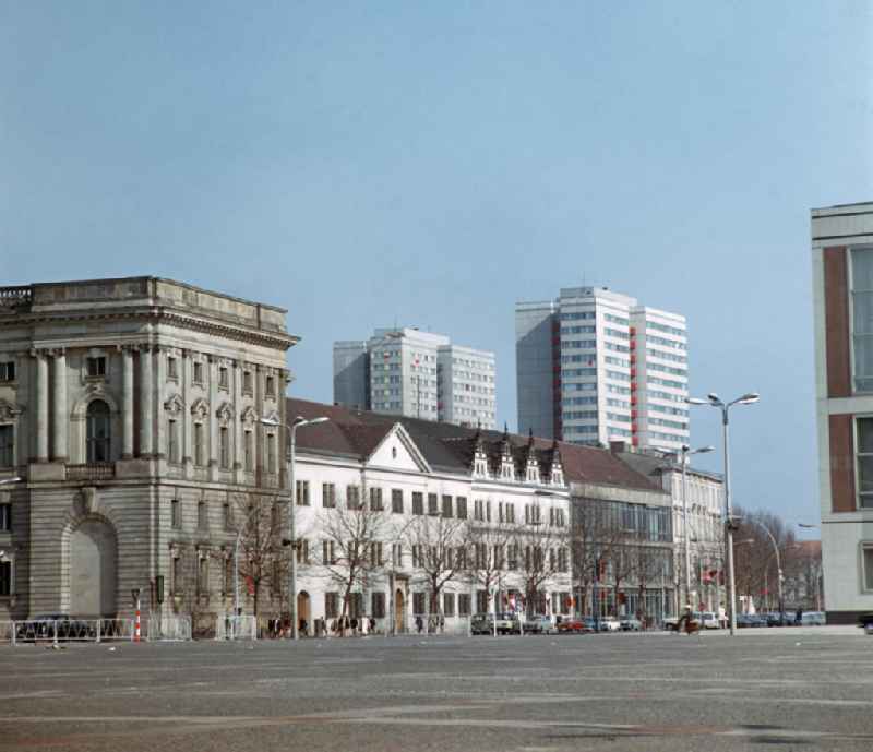 Blick in die Breite Straße in Berlin mit den historischen Gebäuden Alter Marstall (v.l.n.r.), Berliner Stadtbibliothek und Ribbeck-Haus, aufgenommen. Im Hintergrund die neu errichteten Wohnhäuser in Plattenbauweise auf der Fischerinsel.