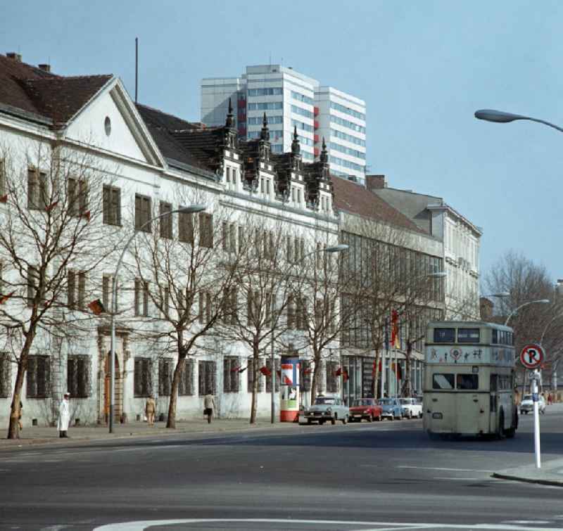 Blick in die Breite Straße in Berlin mit den historischen Gebäuden Berliner Stadtbibliothek (l) und Ribbeck-Haus. Im Hintergrund die neu errichteten Wohnhäuser in Plattenbauweise auf der Fischerinsel.