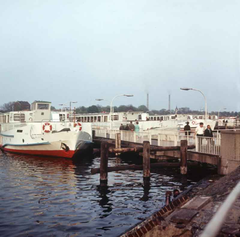 Anlegestelle der Personenschifffahrtsgesellschaft 'Weiße Flotte' im Treptower Park in Berlin.