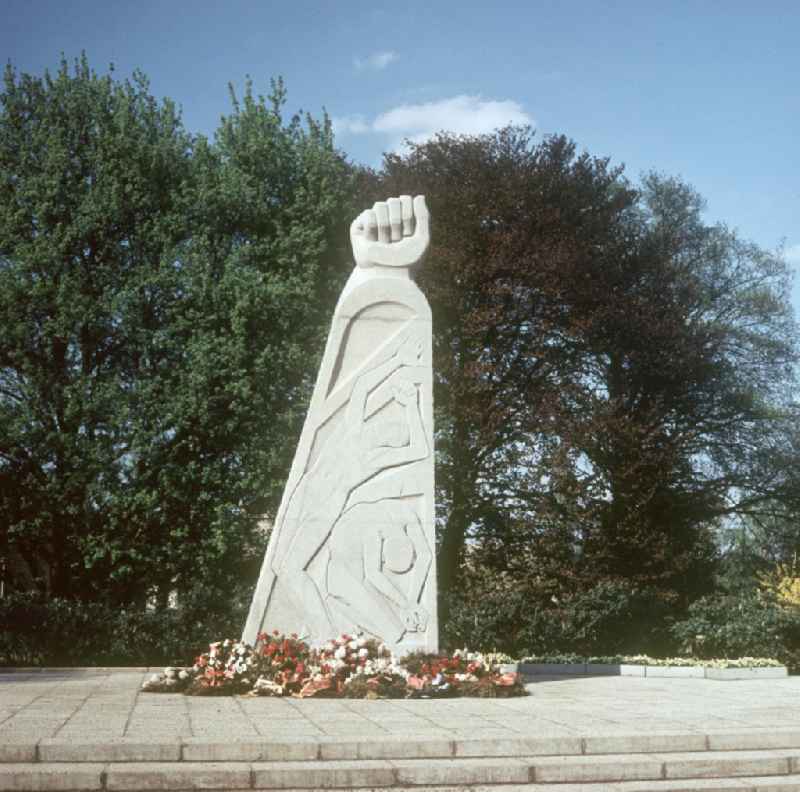 Das 1969 errichtete Denkmal des Künstlers Walter Sudkowski für die Opfer der Köpenicker Blutwoche auf dem Platz des 23. April an der Bahnhofstraße / Ecke Lindenstraße in Berlin-Köpenick.