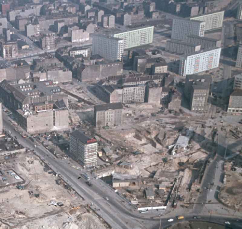 Blick vom Fernsehturm auf den Georgenkirchplatz in Berlin-Mitte. Bis zur Sprengung Anfang der 50er Jahre stand hier die Georgenkirche. Mit der Neu- bzw. Umbebauung des Ostberliner Stadtzentrums verschwanden Ende der 6