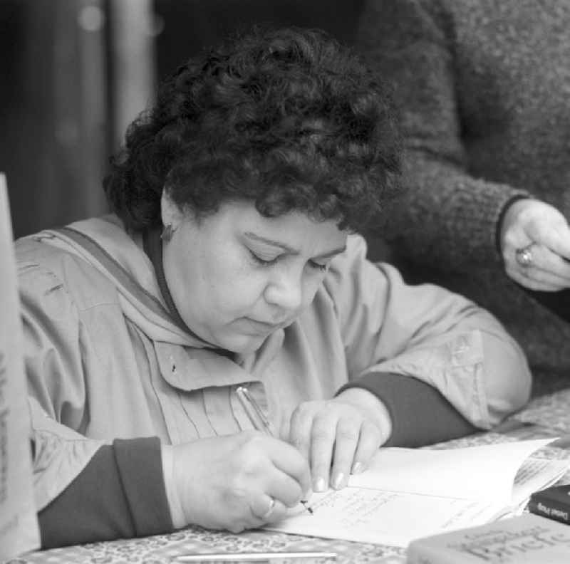 Die Schriftstellerin Gisela Steineckert auf dem Schriftstellerbasar in Berlin.