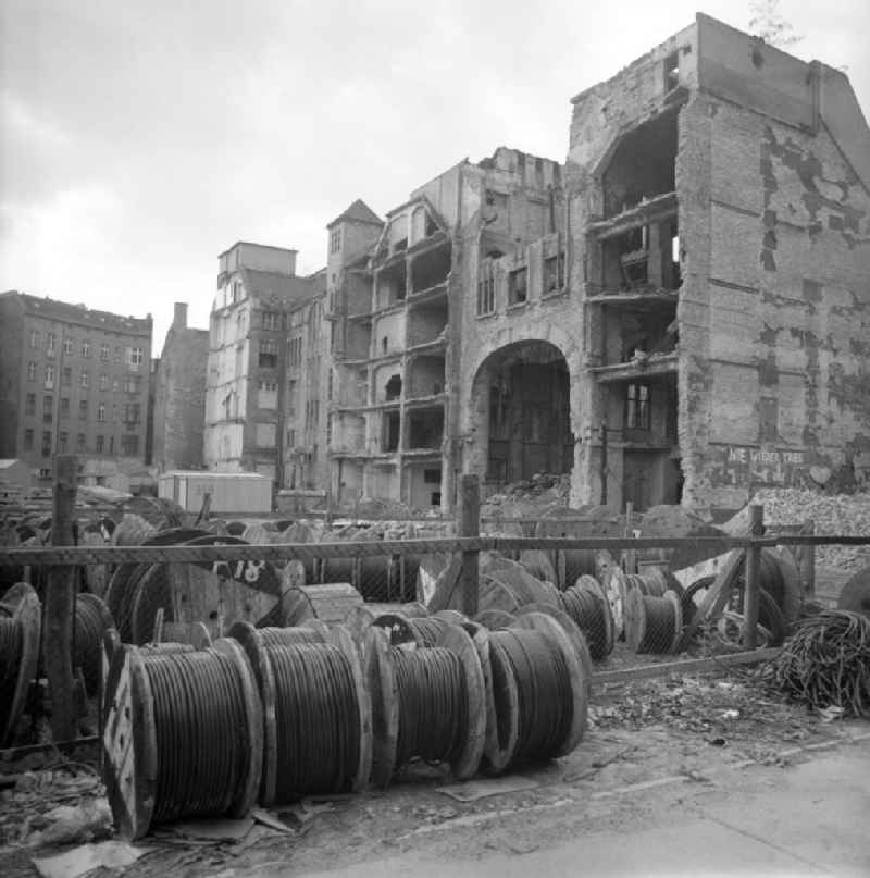 Blick auf das seit den 1990er Jahren sogenannte 'Tacheles' an der Oranienburger Straße in Berlin. Der historische Gebäudekomplex war Anfang des 20. Jahrhunderts als Kaufhaus mit dem Namen Friedrichstraßenpassage errichtet worden. Im Zweiten Weltkrieg stark beschädigt, war es in der DDR zunehmend verfallen. Kurz vor der planmäßigen Sprengung wurde es im Februar 199