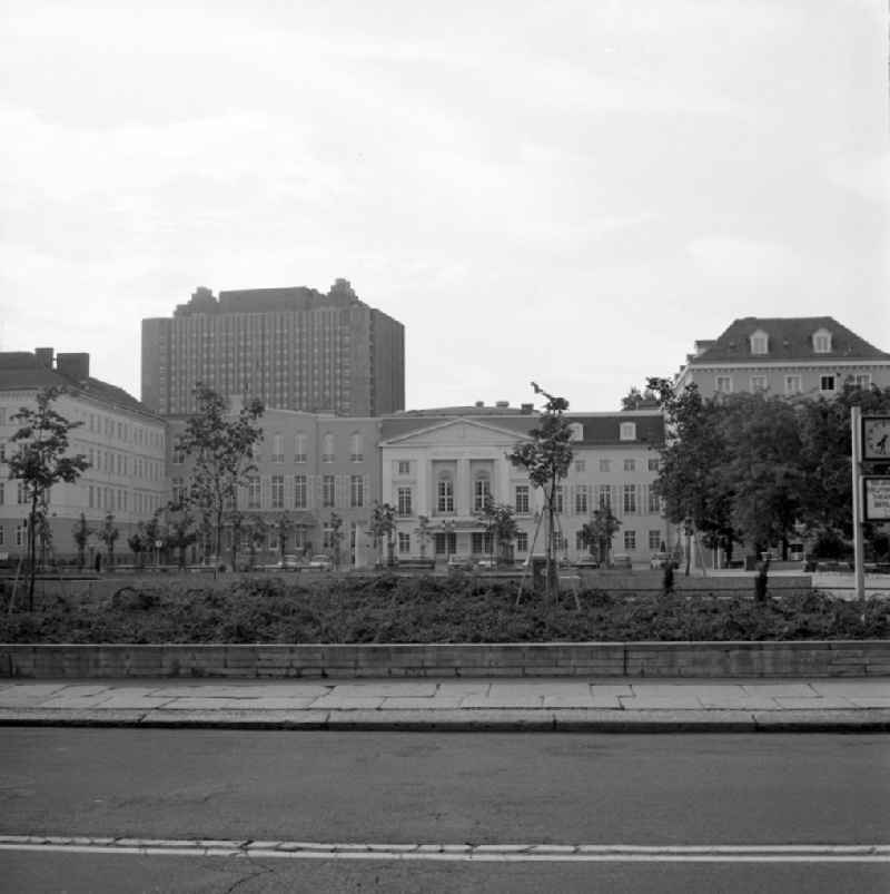 Blick auf das Deutsche Theater (DT) an der Schumannstraße in Berlin, im selben Gebäudekomplex links die Kammerspiele. Im Hintergrund das 21-geschossige Bettenhaus des führenden Krankenhauses in der DDR, der Charité.