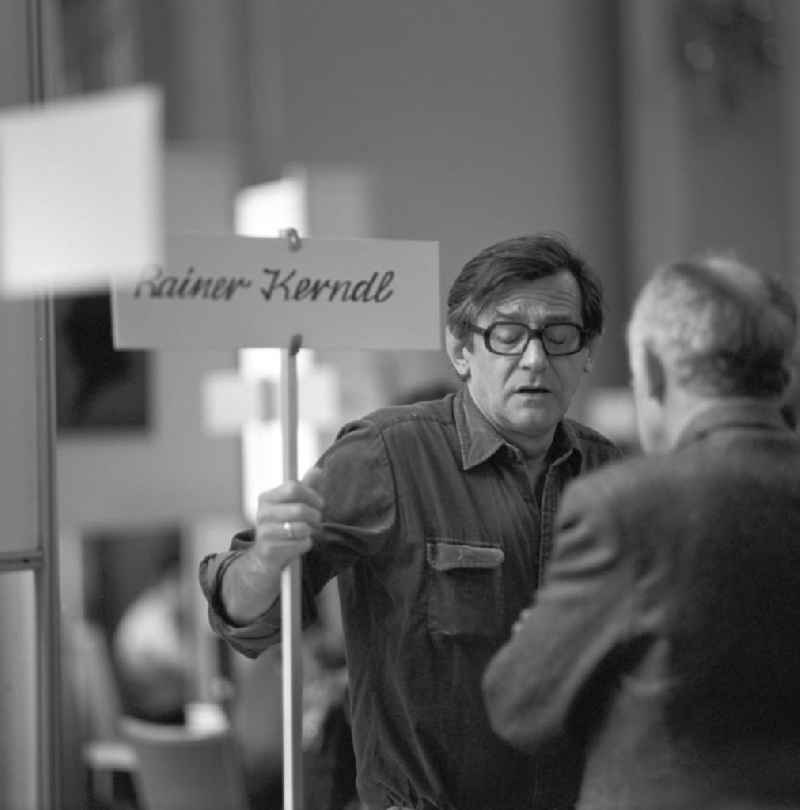 Der Schriftsteller Rainer Kerndl auf dem Schriftstellerbasar in Berlin.