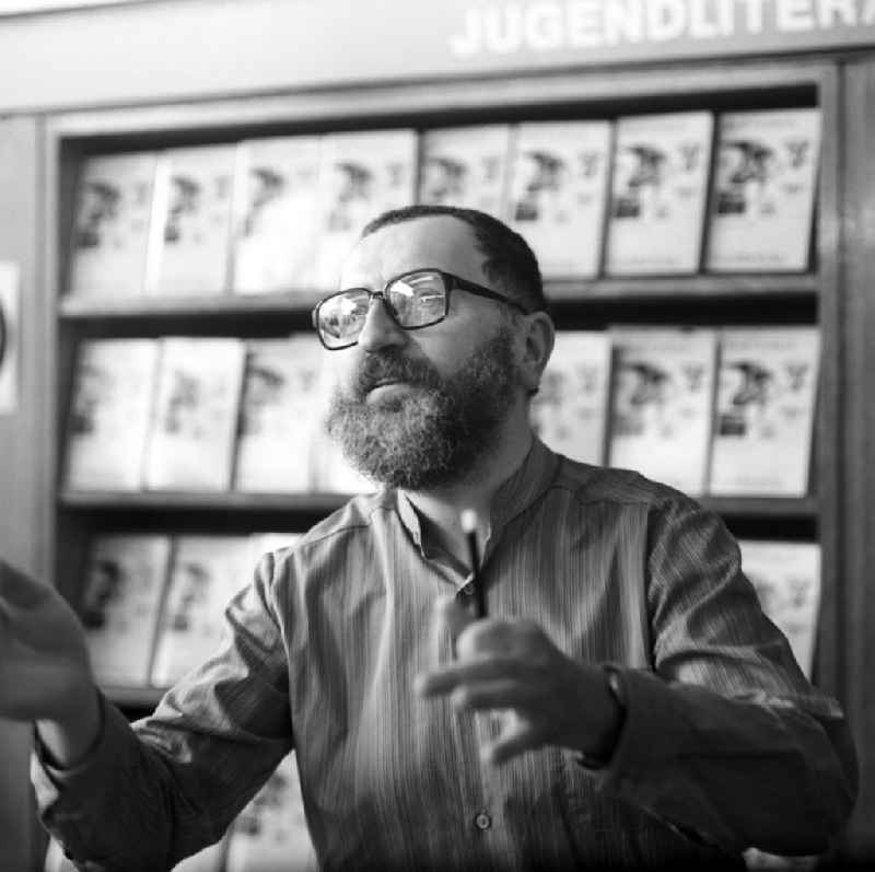 Der Schriftsteller Rolf Gerlach in der Karl-Marx-Buchhandlung in Berlin.