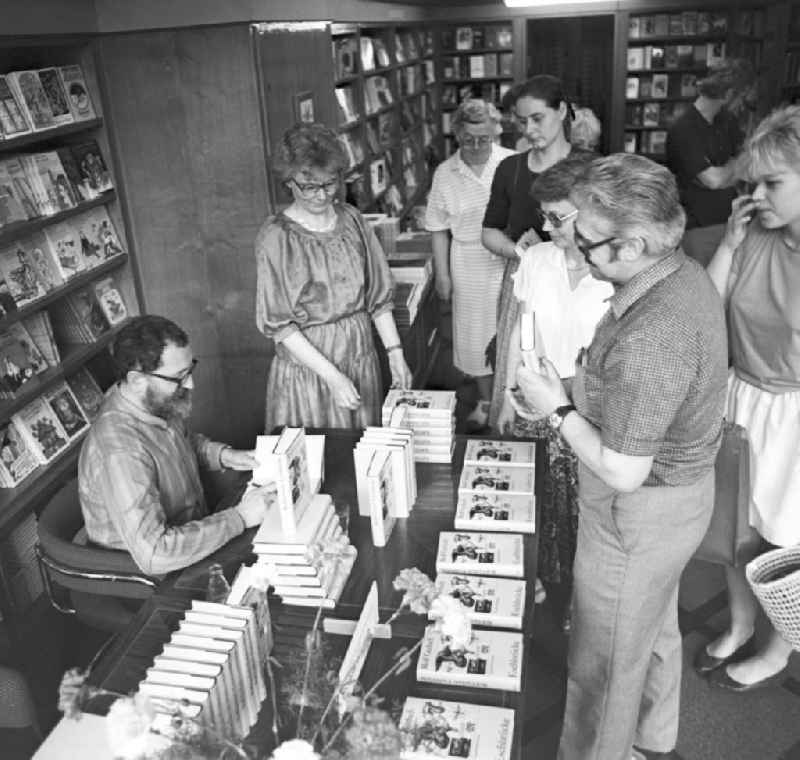 Der Schriftsteller Rolf Gerlach signiert sein Buch 'Eselsbrücke' in der Karl-Marx-Buchhandlung in Berlin.