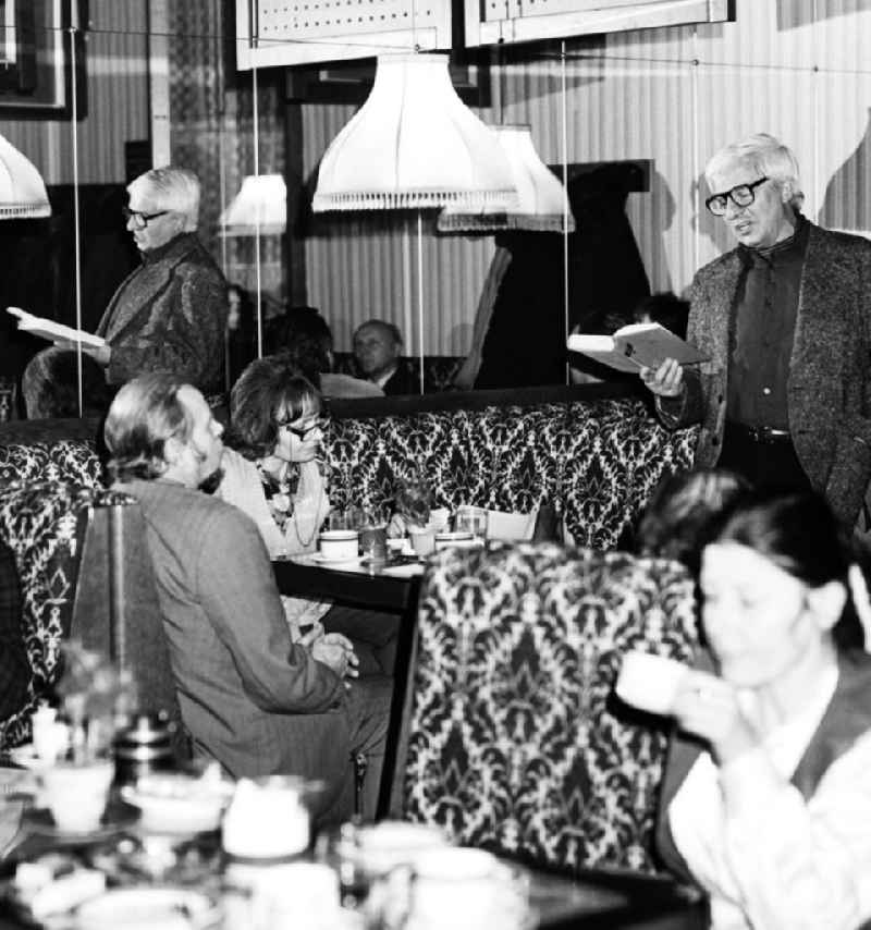 Der Schauspieler Ernst Kahler trägt im Lesecafe am Frankfurter Tor in Berlin den interessierten Gästen aus dem Buch von Helga Bemmann (Mitte, mit Brille) vor.