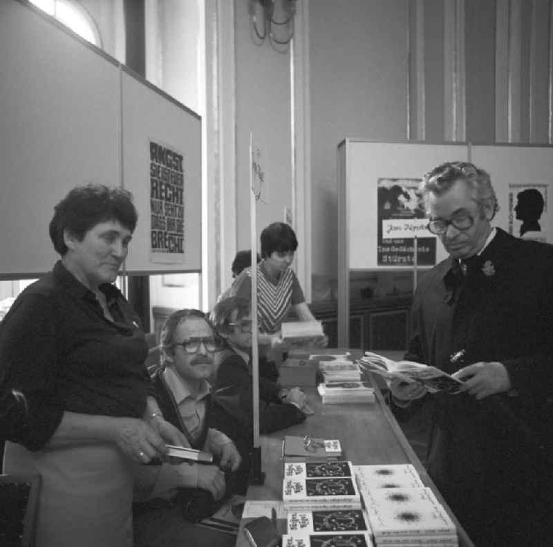 Der Schriftsteller Jürgen Kögel präsentiert auf dem Schriftstellerbasar in Berlin sein erstes Buch 'Sprechen im Dunkeln'.