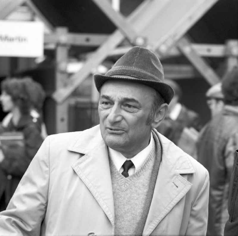 Der Schriftsteller Harry Thürk auf dem Schriftstellerbasar in Berlin.