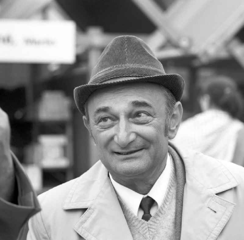 Der Schriftsteller Harry Thürk auf dem Schriftstellerbasar in Berlin.