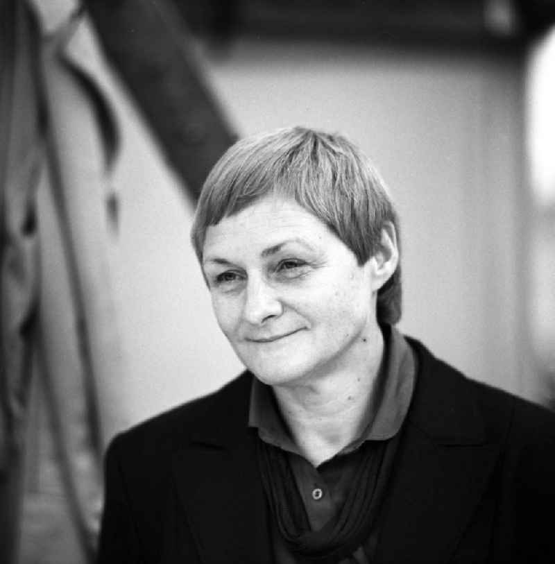 Die Schriftstellerin und Journalistin Ursula Püschel auf dem Schriftstellerbasar in Berlin.