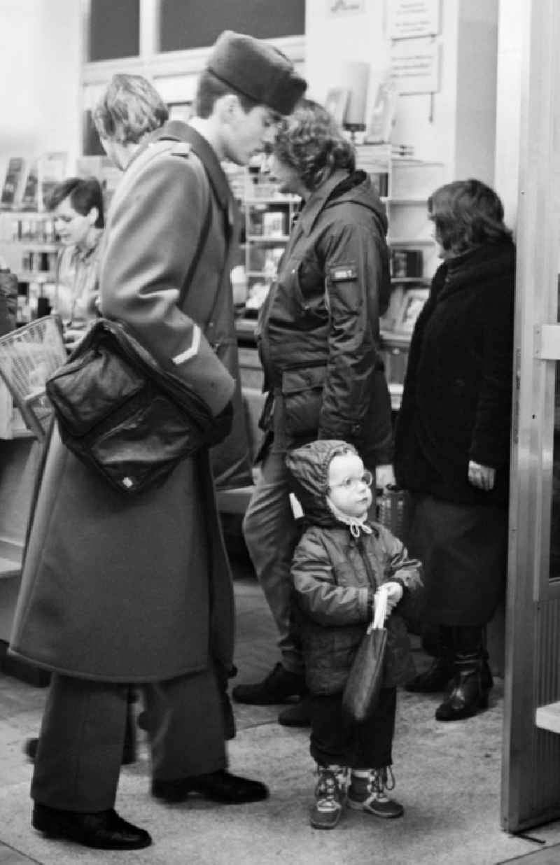 Kunden stehen in einer Warteschlange in einer Buchhandlung in Berlin.