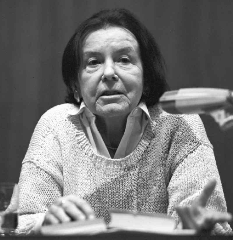 Die BRD-Schriftstellerin Luise Rinser bei einer Lesung in der DDR. Der bekannten Buchautorin wurde im Jahr 1985 in der DDR die Johannes Bobrowski-Medaille der CDU verliehen.
