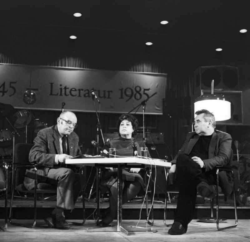 Die Schriftsteller Günter Görlich (l), Gisela Steineckert und Eberhard Panitz auf dem Literaturball in Berlin.