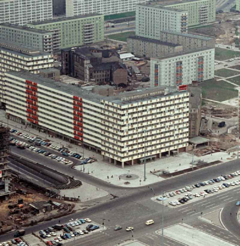 Blick vom Fernsehturm auf das 'Haus der Statistik' an der Hans-Beimler-Straße ( heute Otto-Braun-Straße ) am Alexanderplatz in Berlin. Hier stand bis zu ihrer Sprengung Anfang der 50er Jahre die Georgenkirche. Zwei Jahrzehnte später mußten Ende der 6